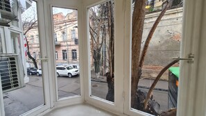 Un couloir étroit donnant sur une rue.