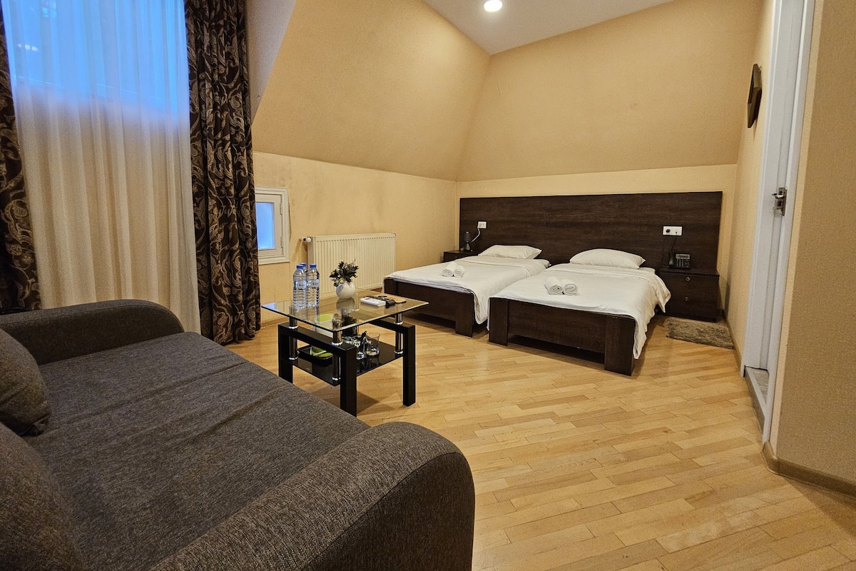 Economy driepersoonskamer (402) | Luxe beddengoed, pillowtop-bedden, geluiddichte muren
