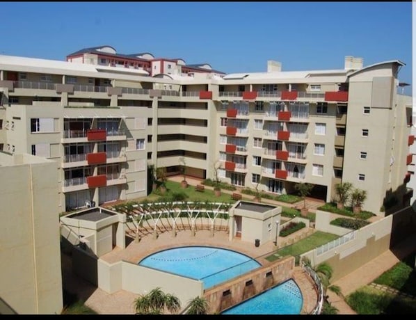 2 outdoor pools
