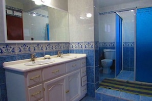 Comfort Double Room, 1 King Bed | Bathroom | Shower, rainfall showerhead, free toiletries, hair dryer - The Blue Room (Guadalupe)