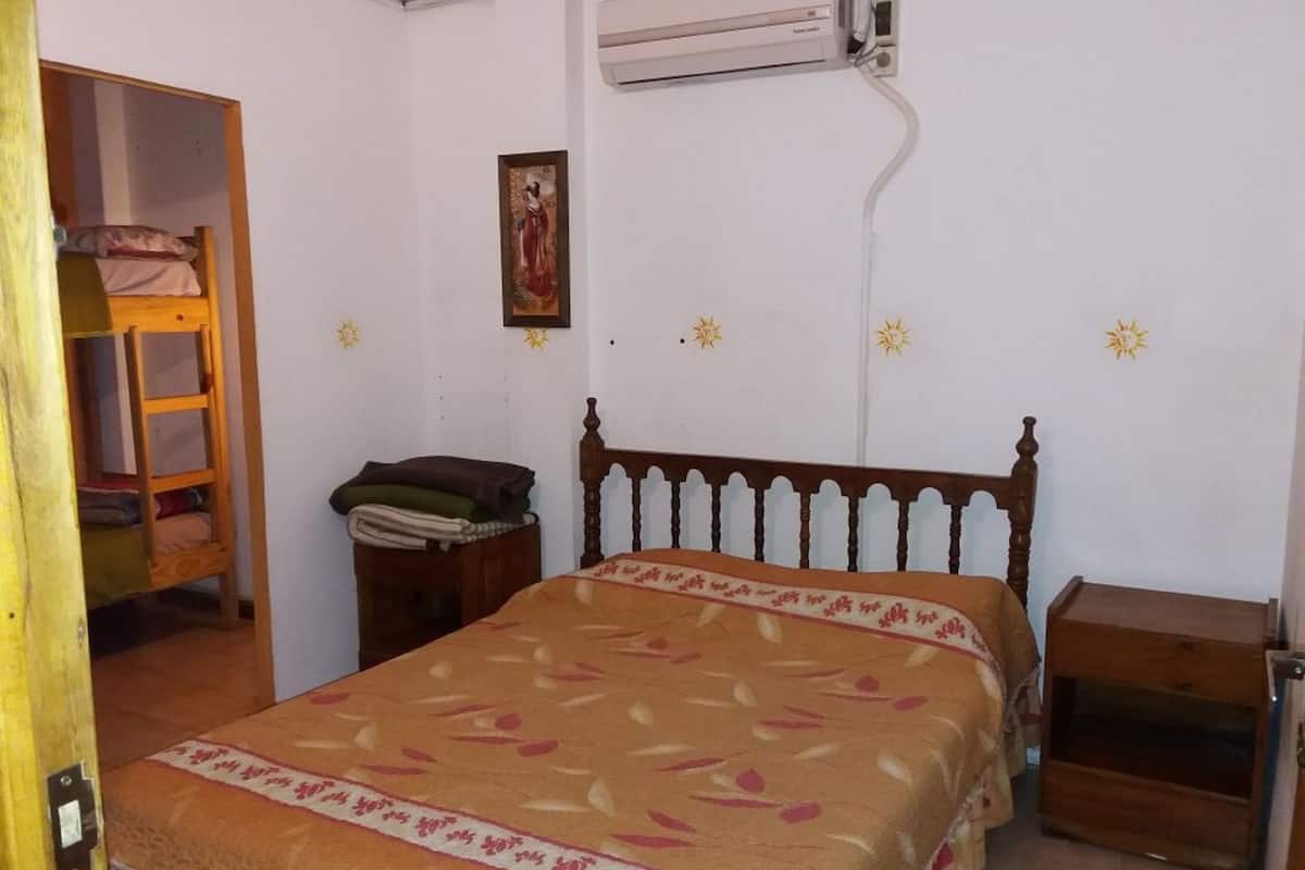 Apartamento estándar, 2 habitaciones | Cortinas opacas, tabla de planchar con plancha, wifi gratis
