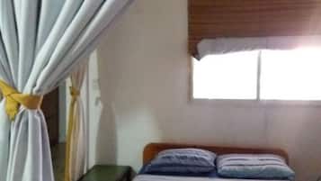 Cortinas blackout, tabla de planchar con plancha y wifi gratis