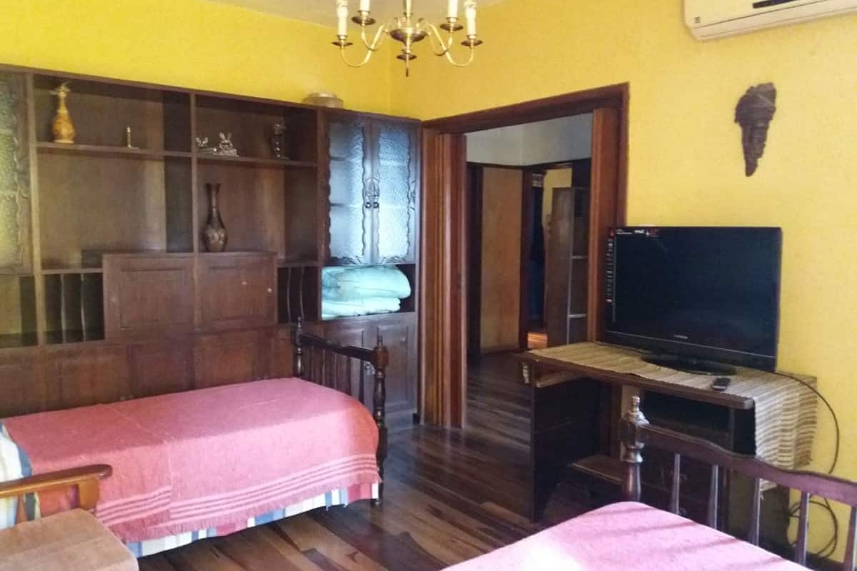 Apartamento superior, 3 habitaciones | Cortinas opacas, tabla de planchar con plancha, wifi gratis