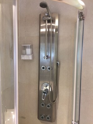Classic-Doppel- oder -Zweibettzimmer, 1 Schlafzimmer, barrierefrei, mit Bad | Dusche im Bad