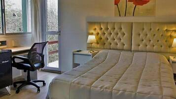 Phòng Exclusive | Bộ đồ giường cao cấp, chăn bông, minibar, bàn