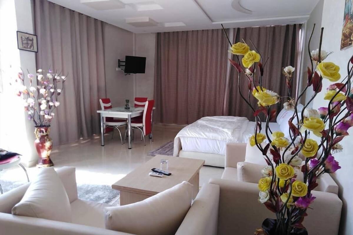 Trang bị nội thất với thiết kế riêng biệt, bàn