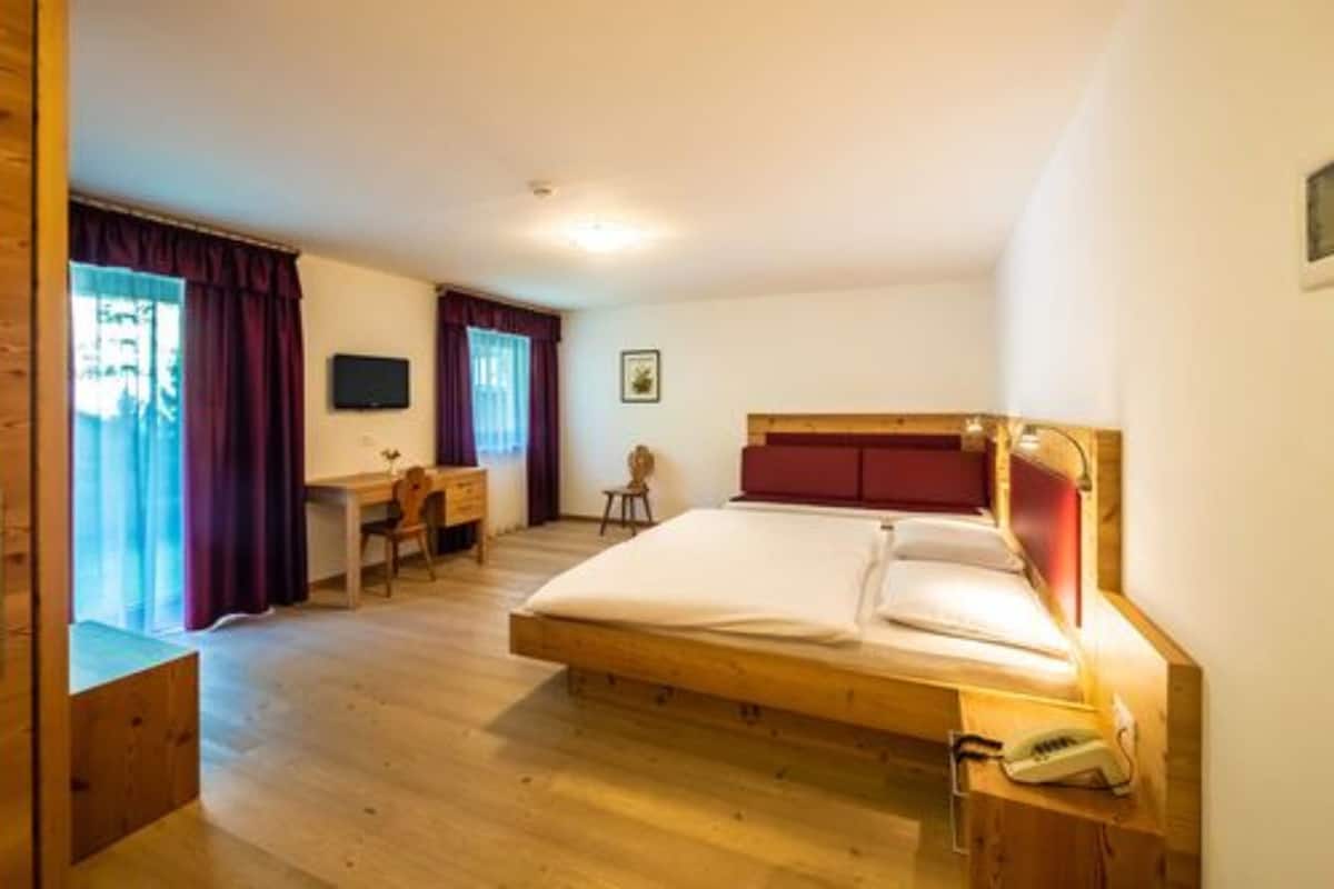 Family Room (Lärche) | Laptop workspace, soundproofing, cribs/infant beds, free WiFi