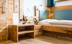 Family Room (Zirbe) | Laptop workspace, soundproofing, cots/infant beds, free WiFi - Hotel & Restaurant Feldrand (Sarentino)
