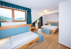 Laptop workspace, soundproofing, cots/infant beds, free WiFi - Hotel & Restaurant Feldrand (Sarentino)