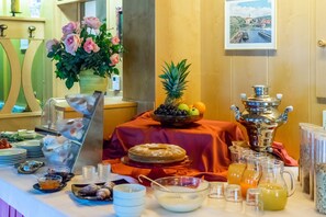 Free daily buffet breakfast  - Hotel & Restaurant Feldrand (Sarentino)