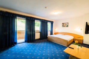 Family Room (Feldrand) | Laptop workspace, soundproofing, cots/infant beds, free WiFi