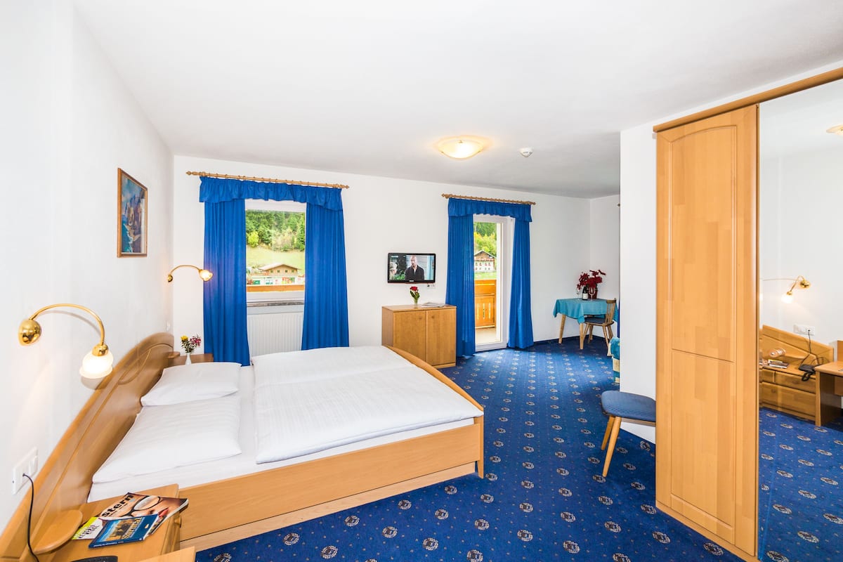 Family Room (Feldrand) | Laptop workspace, soundproofing, cribs/infant beds, free WiFi