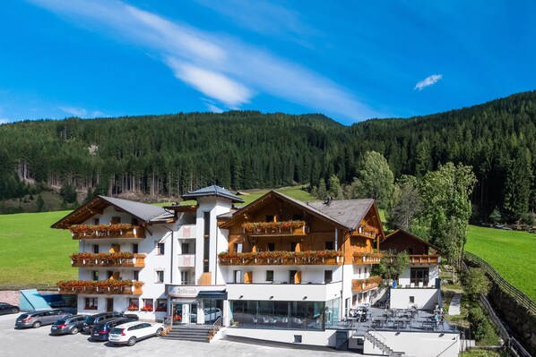 Front of property - Hotel & Restaurant Feldrand (Sarentino)