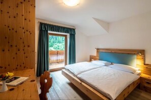 Comfort-Doppelzimmer (Zirbe) | Laptopgeeigneter Arbeitsplatz, schallisolierte Zimmer, Babybetten