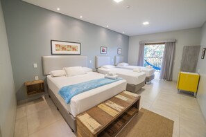 ميني بار وبديكورات فريدة لكل غرفة وطراز فريد لكل وحدة وستائر تعتيم