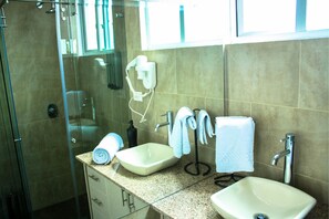 Departamento senior | Baño | Regadera, amenidades de baño gratuitas, secadora de cabello, toallas 