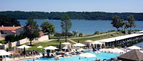 Piscina coperta, piscina all'aperto, ombrelloni da piscina, lettini