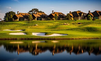 Campo de golf con búnkeres y un estanque que refleja el paisaje.