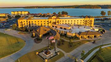 Fachada de la propiedad por la tarde o noche
