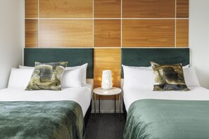 Premium bedding, desk, laptop workspace, blackout curtains - Hidden Lake Hotel and Apartments (Cambridge)