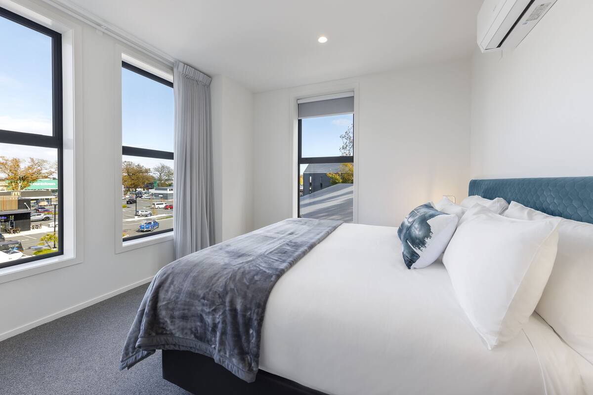luxury apartment, 2 bedrooms | 1 bedroom, premium bedding, desk, laptop workspace