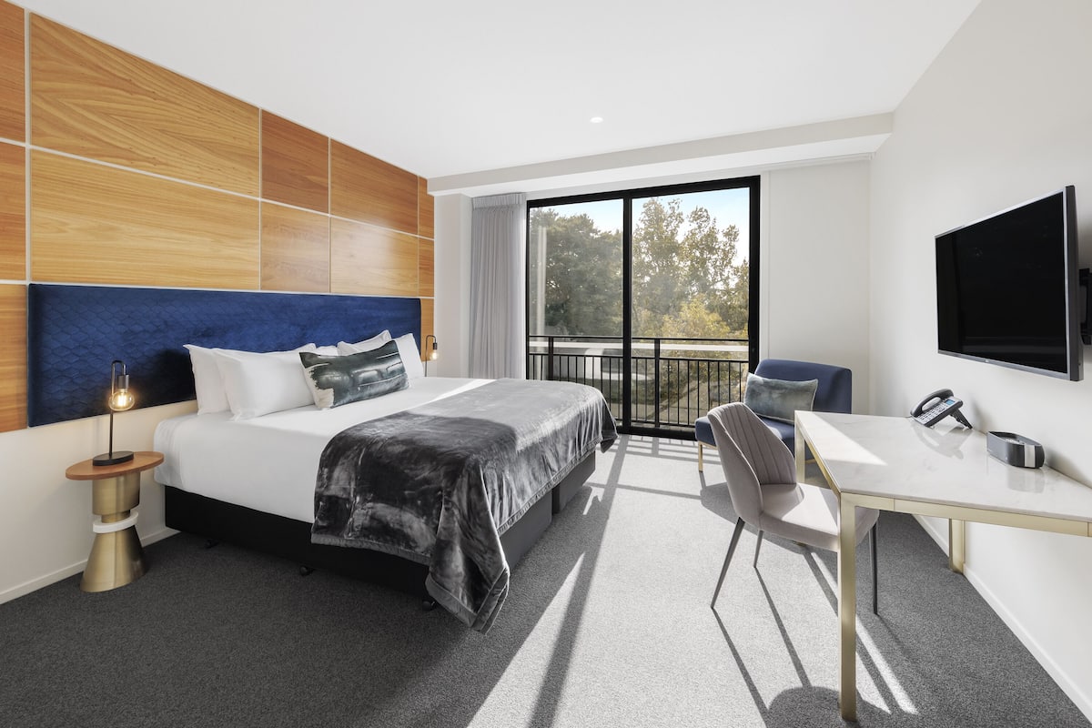 executive room | 1 bedroom, premium bedding, desk, laptop workspace