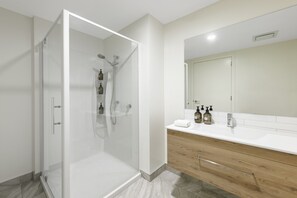 Designer toiletries, hair dryer, towels - Hidden Lake Hotel and Apartments (Cambridge)