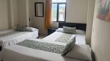 Triple Room | Desk, free WiFi, bed sheets