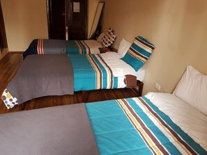 Peti besi dalam bilik, meja, Wi-fi percuma 