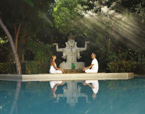 室外游泳池，池畔遮阳伞，日光浴躺椅