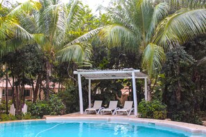 室外游泳池，池畔遮阳伞，日光浴躺椅