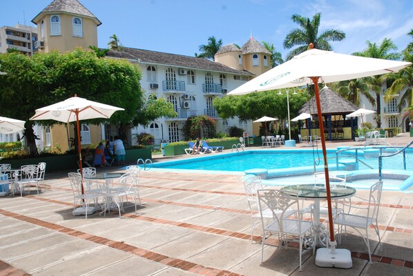 Bar im Pool