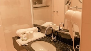 Business loft, roken | Badkamer | Een douche, gratis toiletartikelen, een haardroger, handdoeken