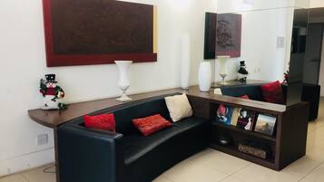 Loft empresarial, para fumantes | Área de estar | TV LED