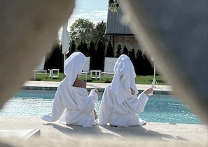 Piscine extérieure (ouverte en saison), tentes de plage