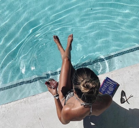 Una piscina al aire libre de temporada, camas de piscina con cargo. Lakeside Motel