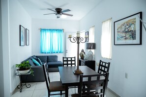 Muebles diferentes, tabla de planchar con plancha y ropa de cama 