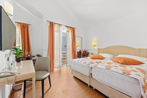 Standard Apartment, 1 Bedroom, Non-Smoking, Kitchenette (2+2) | Una cassaforte in camera, lenzuola