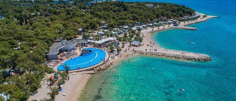 Een seizoensgebonden buitenzwembad en redders ter plaatse