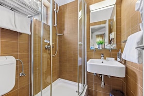 Standard Apartment, 1 Bedroom, Non-Smoking, Kitchenette (2+2) | Baño | Secador de pelo, toallas, jabón y champú