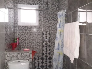 Appartement Familial, fumeur | Douche de la salle de bain