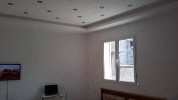 Departamento familiar, para fumadores | Área de sala de estar | Televisión de pantalla plana de 32 pulgadas con canales vía satélite