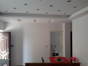 Appartement Familial, fumeurs | Coin séjour | Télévision à écran plat de 32 pouces avec chaînes par satellite
