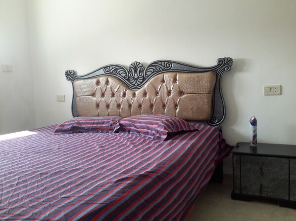 Family Apartment, Smoking