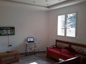 Family Apartment, Smoking | Ruang tamu | 32 inci televisyen skrin rata dengan satelit, TV