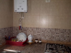 Family Apartment, Smoking | Dapur kecil peribadi | Peti sejuk, ketuhar, pembancuh kopi/teh