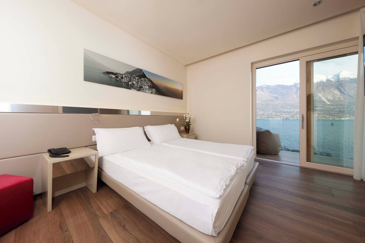 Superior-Doppel- oder -Zweibettzimmer, Balkon, Seeblick | Zimmersafe, kostenloses WLAN, Bettwäsche