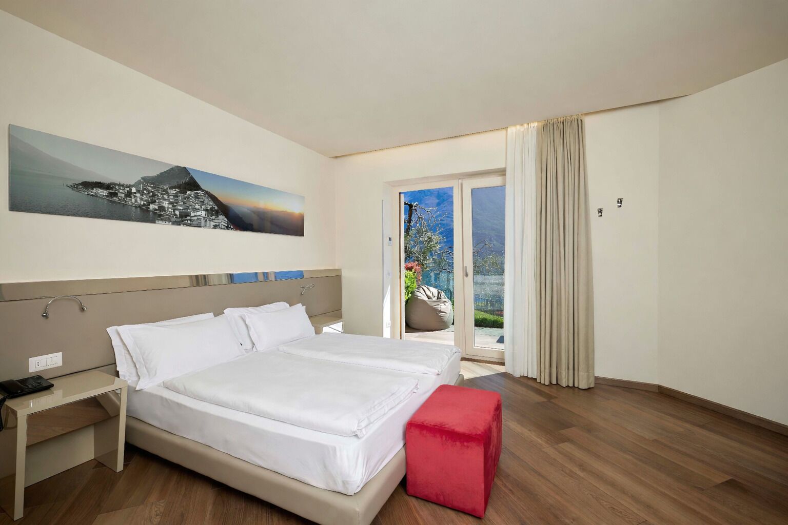 Habitació doble o amb dos llits individuals superior, zona enjardinada | Caixa forta a l'habitació, wifi gratuïta i roba de llit 