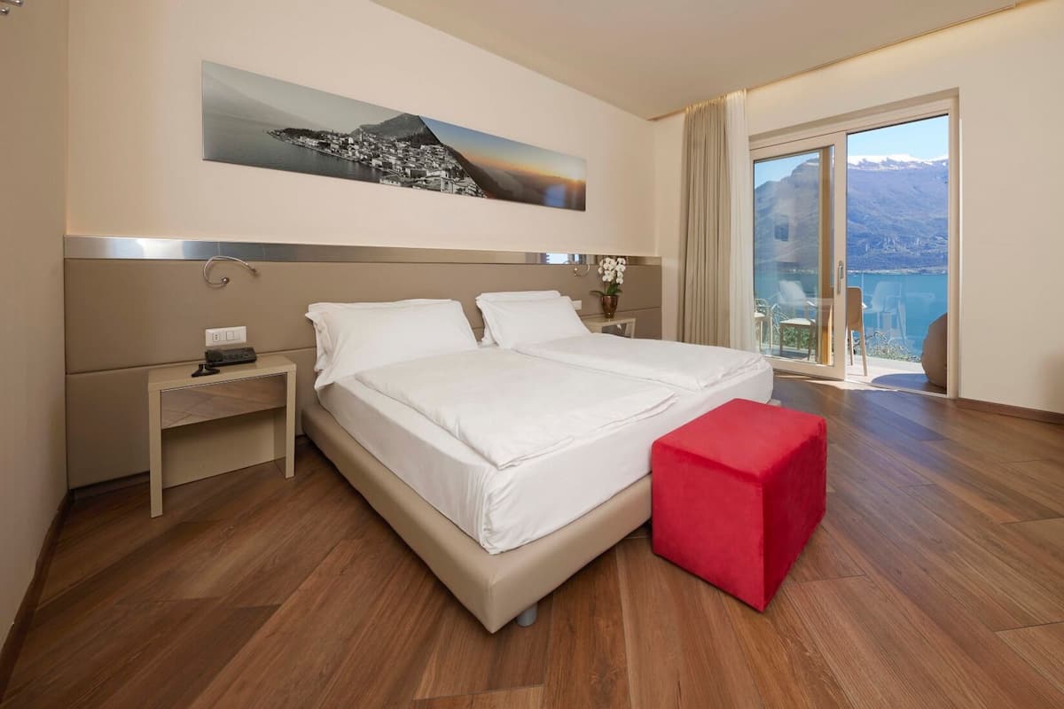 Kahden hengen superior-huone (yksi tai kaksi sänkyä), parveke, järvinäköala | Tallelokero huoneessa, ilmainen Wi-Fi, vuodevaatteet