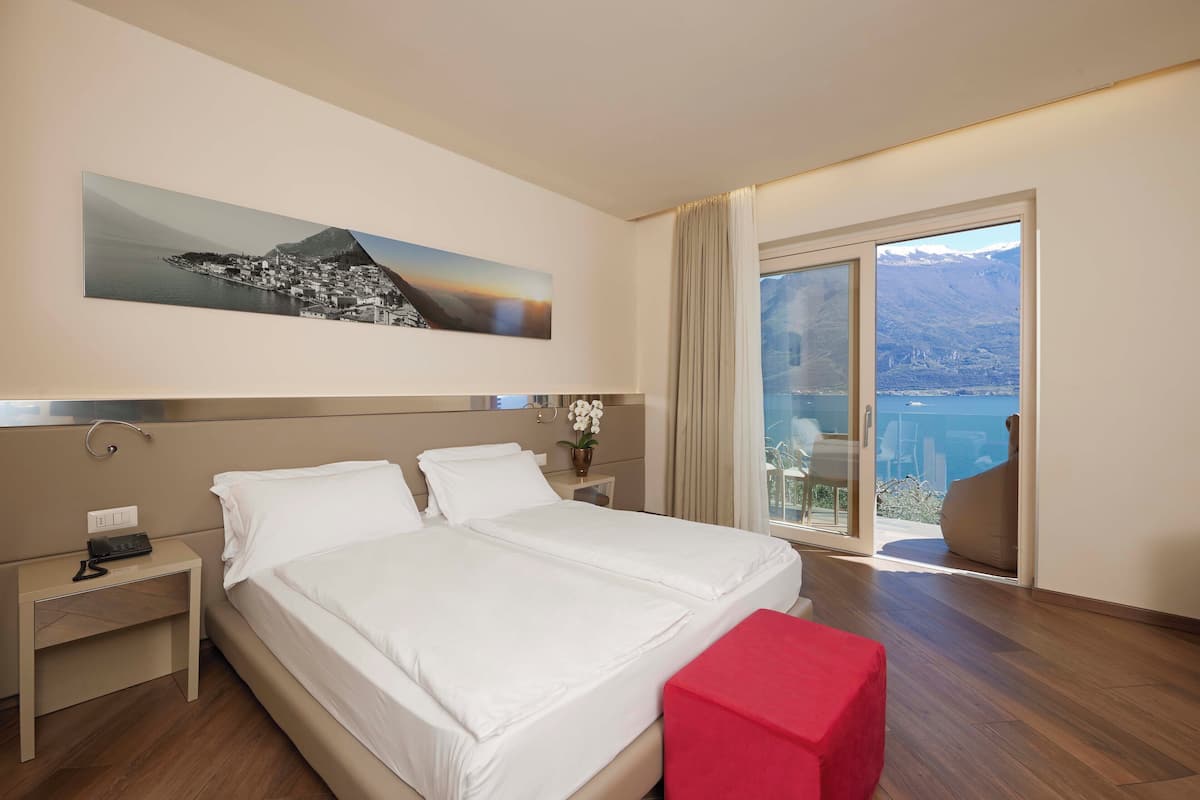Superior-Doppel- oder -Zweibettzimmer, Balkon, Seeblick | Zimmersafe, kostenloses WLAN, Bettwäsche